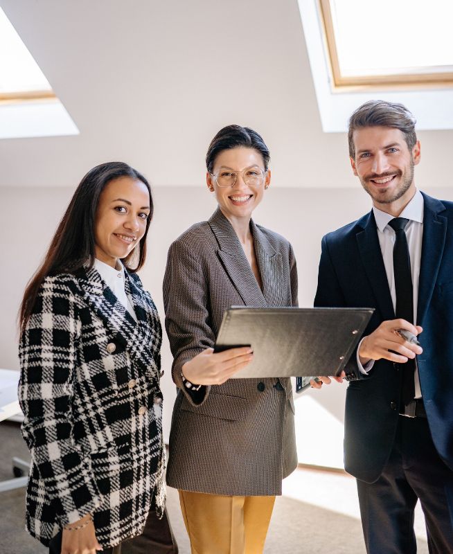 Consultation between a client and an immigration consultant